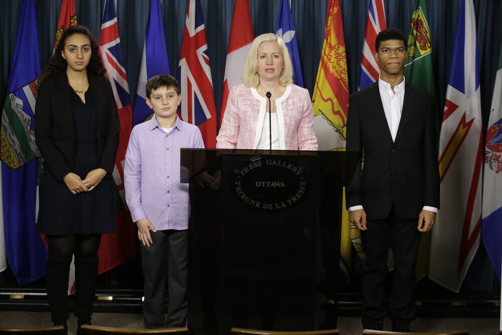 En 2017, Roman Wolfli (deuxième à gauche) s'est joint à la fondatrice et PDG d'Enfants d'abord Canada, Sara Austin, sur la Colline du Parlement pour défendre les droits des enfants.